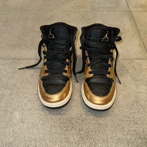 Nike Kids Sneakers Black and Gold